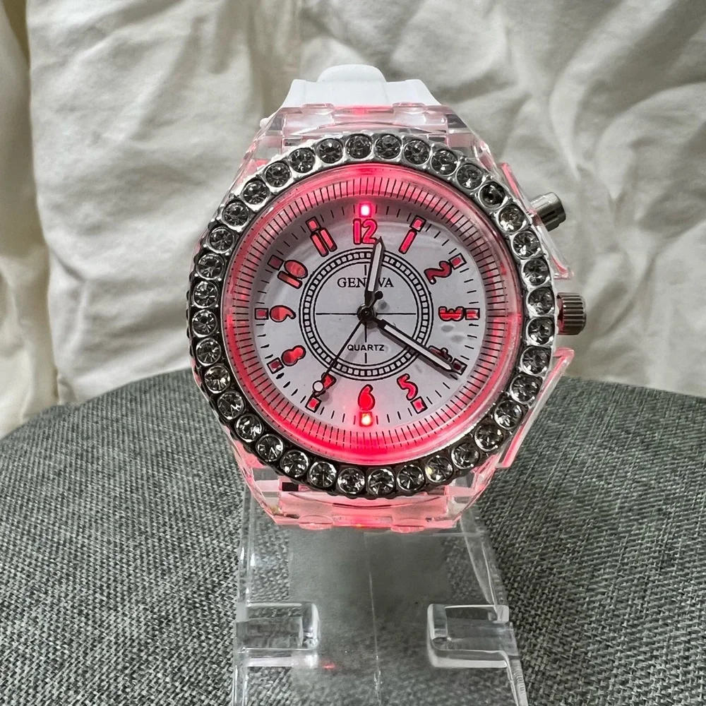 NWOT…GENEVA QUARTZ WATCH, WHITE BAND LED WATCH COLOR CHANGING. AMAZING ☑️